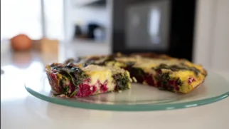 Фото рецепта: Фриттата со свёклой листовой и пармезаном – Пикантный завтрак с нежной текстурой