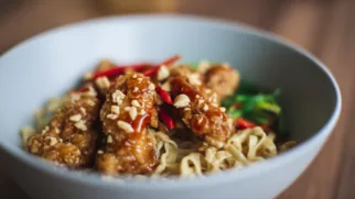 Фото рецепта: Фунчоза с курицей и арахисом – Невероятно вкусное сочетание