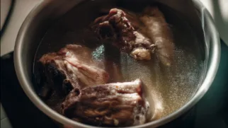 Фото рецепта: Голени в томленом бульоне – нежное мясо, легко отставшее от косточки