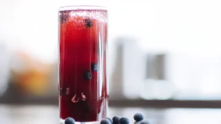 Фото рецепта: Освежающий голубичный морс с ярким вкусом