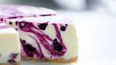 Фото рецепта Голубичный чизкейк без выпечки: как приготовить этот нежный десерт