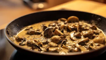 Фото рецепта Горячие грибы в сметане