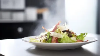 Фото рецепта: Горячий салат с беконом и тающим сыром Эмменталь