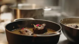 Фото рецепта: Томленая говядина с розовым перцем в насыщенном бульоне