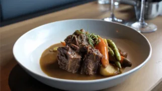 Фото рецепта: Говядина в пиве с насыщенным вкусом и мягкой текстурой