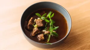Фото блюда: Говяжий рагу с любистком – ароматное блюдо с глубоким вкусом