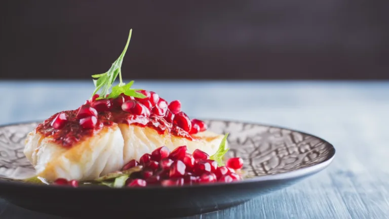 Фото блюда: Гранатовый соус который делает запеченную рыбу ярче