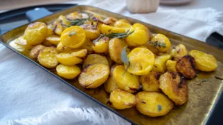 Фото рецепта: Греческие лимонные дольки картофеля с ароматными травами