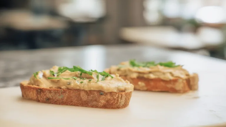 Фото блюда: Ароматные гренки с нежным паштетом из фасоли для быстрого перекуса