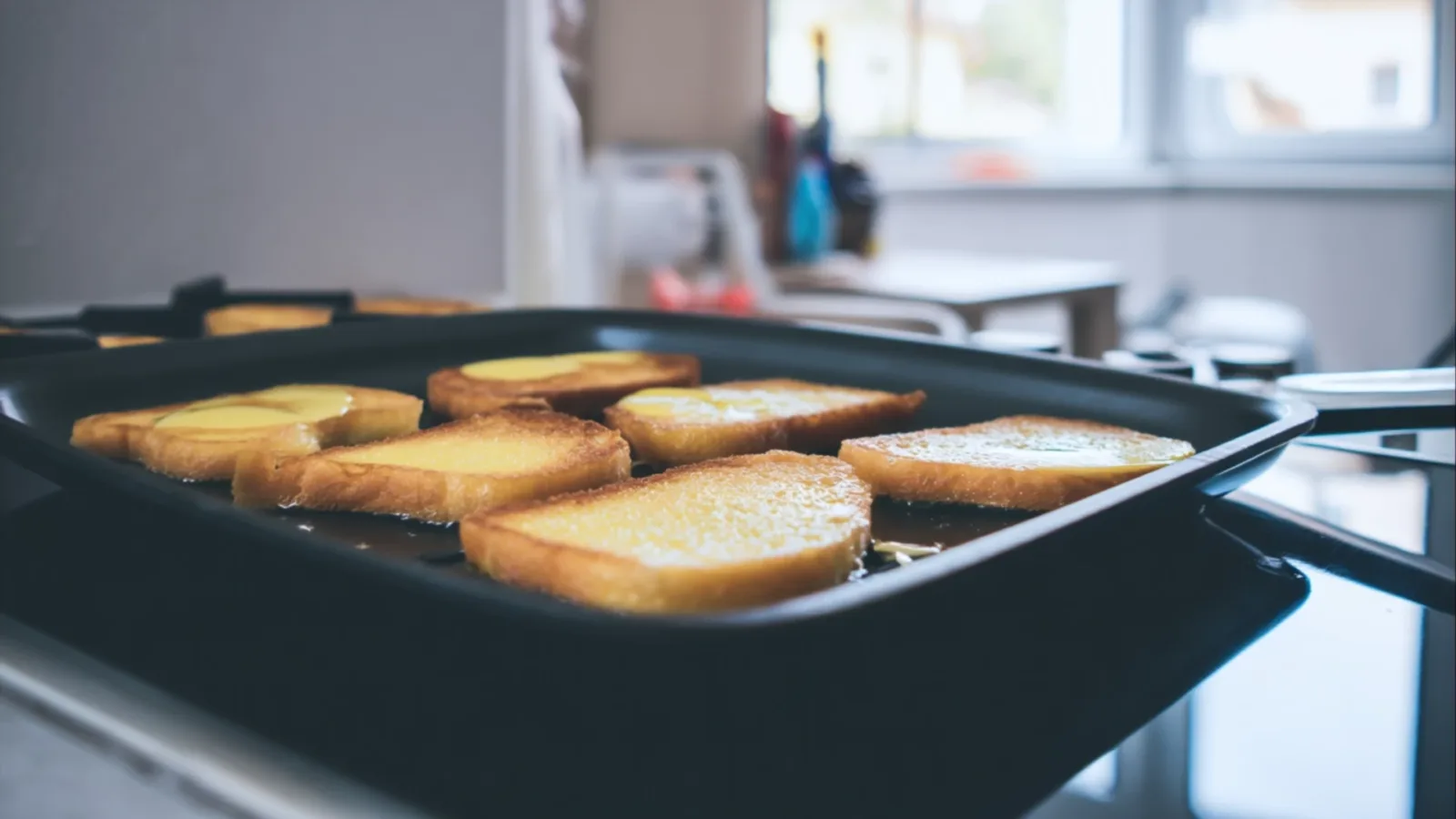 Фото блюда: Золотистые гренки в яйце для быстрого завтрака
