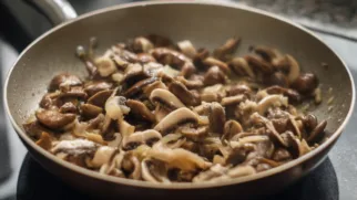 Фото рецепта: Грибное рагу в казане с кремовой основой