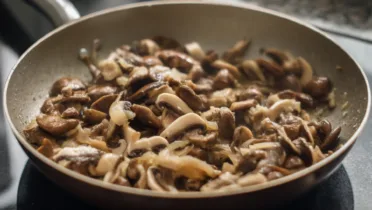 Фото рецепта Грибное рагу в казане с кремовой основой