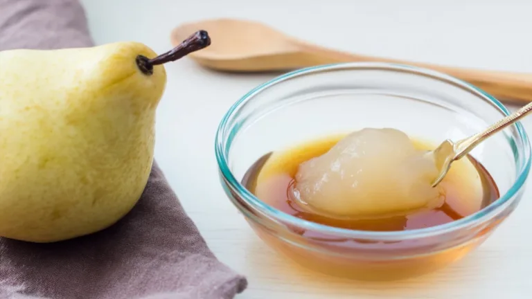 Фото блюда: Грушевый соус с можжевельником к мясу: аромат леса в одной ложке