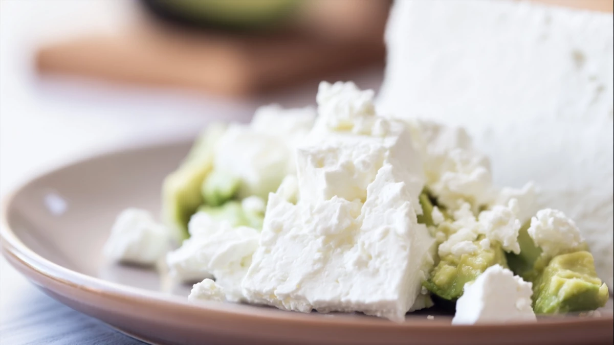 Фото блюда: Гуакамоле с фетой для яркой закуски без лишних усилий