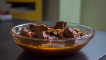 Фото рецепта Гуляш с соевым маслом — Пикантное тушеное мясо с соевым маслом