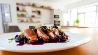 Фото рецепта: Гусь с черносливом в духовке с насыщенным ароматом и сочной текстурой