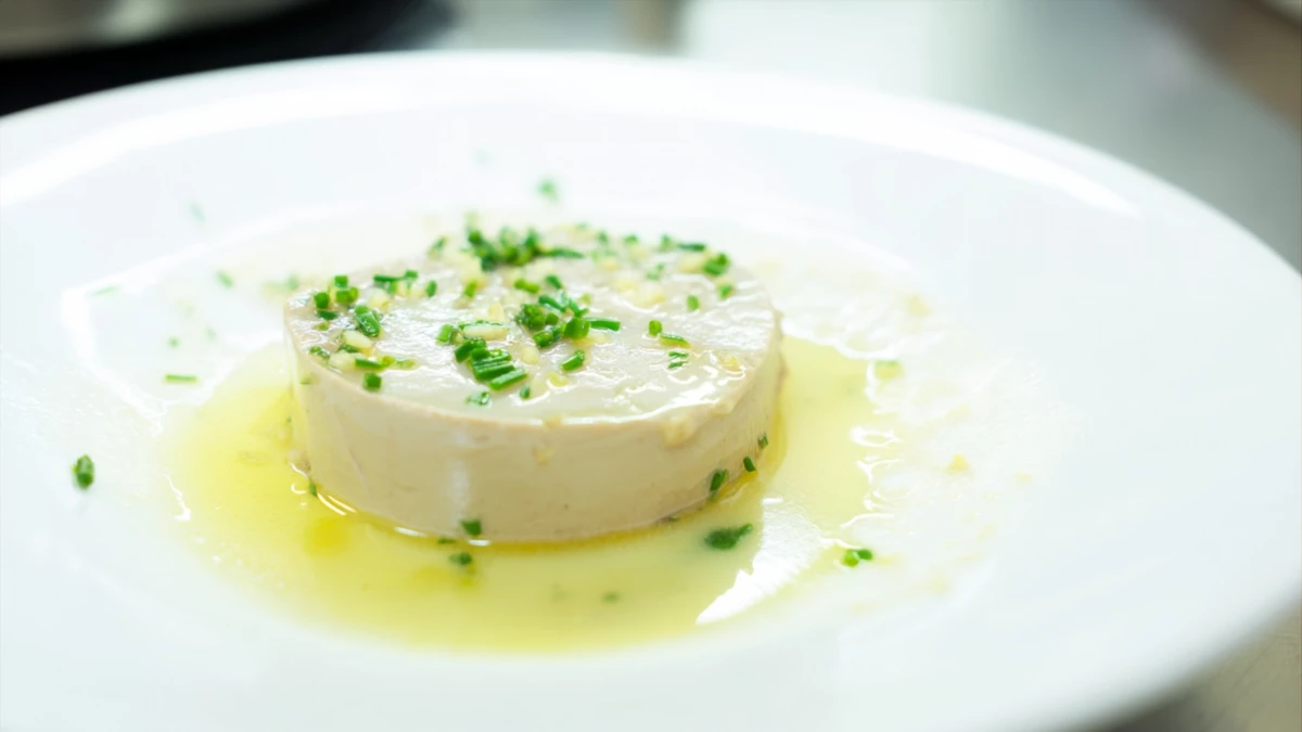 Фото блюда: Гусиная печень с луком шнитт и сливочным маслом