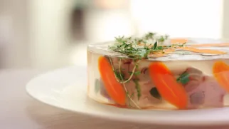 Фото рецепта: Нежный холодец из языка с яркими овощами