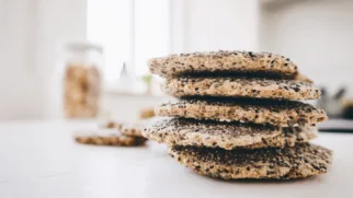 Фото рецепта: Хрустящие хлебцы с чиа для полезного перекуса