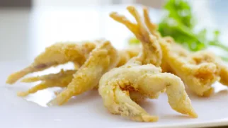 Фото рецепта: Хрустящие лягушачьи лапки в кляре