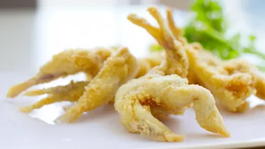 Фото рецепта Хрустящие лягушачьи лапки в кляре