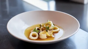 Фото рецепта Кальмары в белом винном соусе с нежным ароматом цитруса