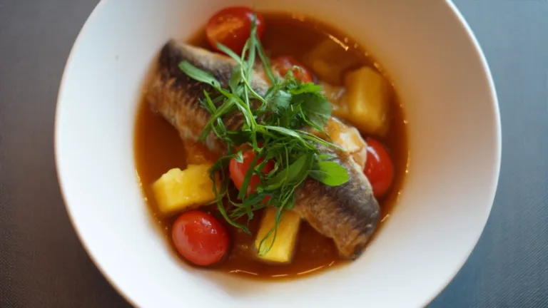 Фото блюда: Кан-чуа с рыбой и ананасом яркий кисло сладкий вкус Вьетнама