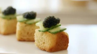 Фото рецепта Канапе с икрой и огурцом