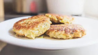 Фото рецепта: Капустные котлеты с мягкой сердцевиной и румяной корочкой