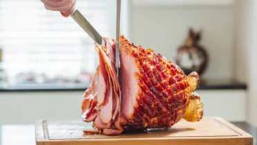 Фото блюда: Сочный карамелизированный окорок с хрустящей корочкой