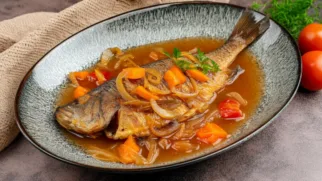 Фото рецепта: Карась тушеный с овощами в насыщенном соусе как в деревенской кухне