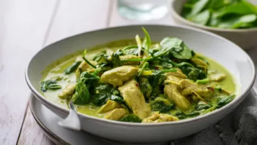 Фото рецепта Карри из индейки со шпинатом