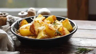 Фото рецепта Золотистый картофель по деревенски с ароматной сырной стружкой