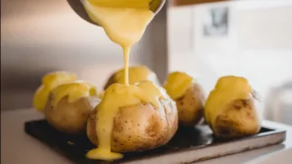 Фото рецепта: Запеченный картофель с сырным соусом