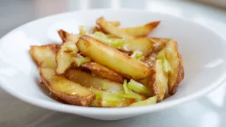 Фото рецепта: Картофель жареный с сельдереем