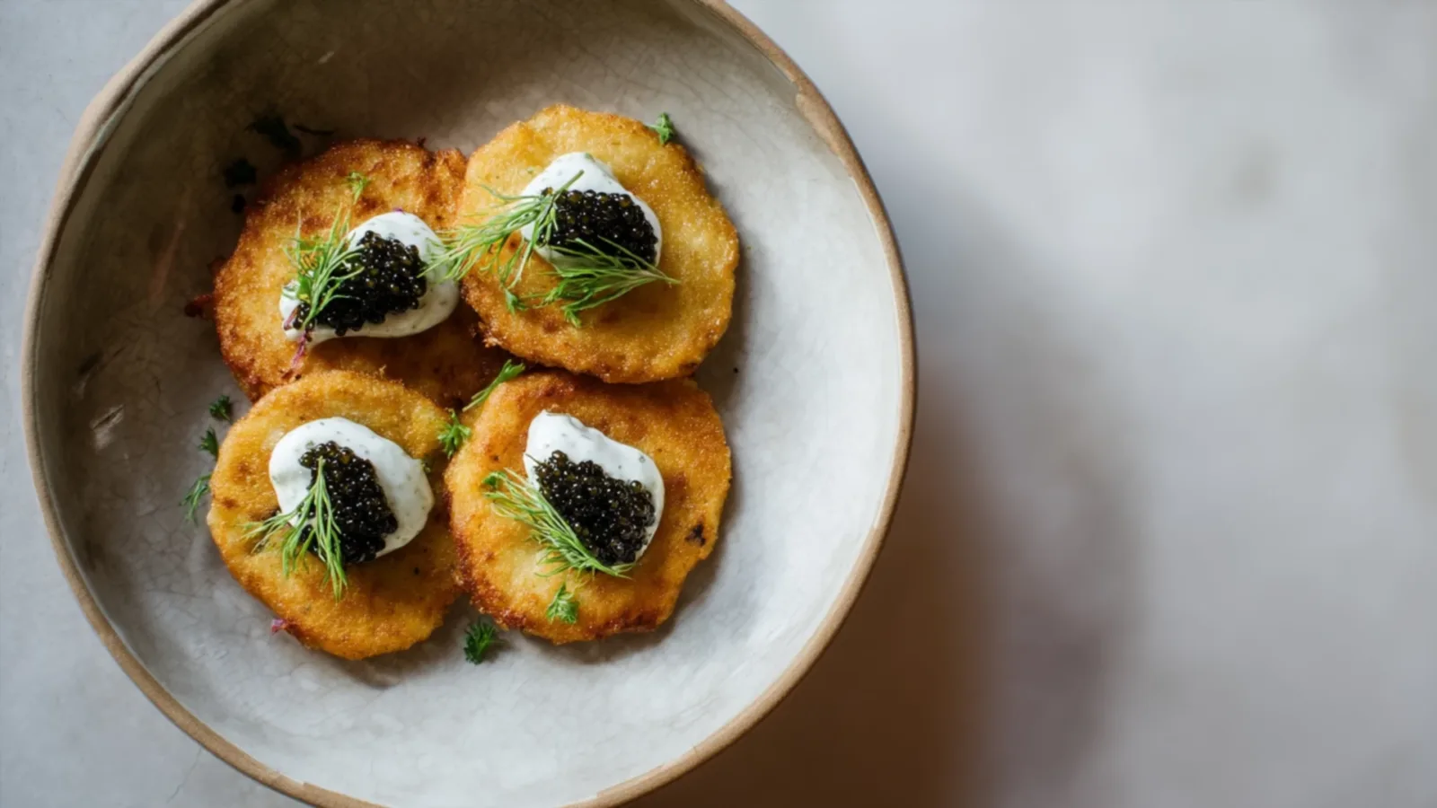 Фото блюда: Картофельные оладьи с икрой — идеальное угощение
