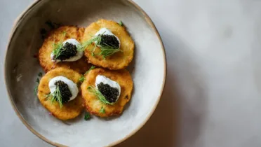 Фото рецепта Картофельные оладьи с икрой — идеальное угощение