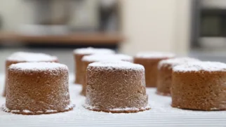 Фото рецепта: Нежные каштановые мини пирожные с мягким центром