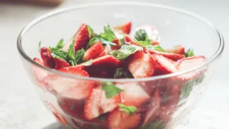 Фото рецепта: Клубничный салат с мятой
