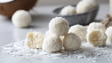 Фото рецепта Кокосовые конфеты на сухом молоке: Вкусный и быстрый десерт
