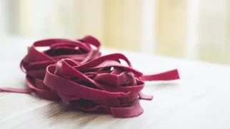 Фото рецепта: Яркие красные макароны для эффектного блюда