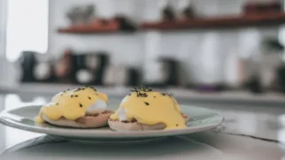 Фото рецепта: Кремовые яйца бенедикт с белым перцем для роскошного завтрака