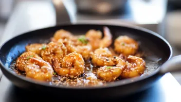 Фото рецепта Креветки с кунжутом в ароматной карамели со специями