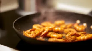 Фото рецепта: Креветки в хересном масле с насыщенным ароматом и тёплым вкусом