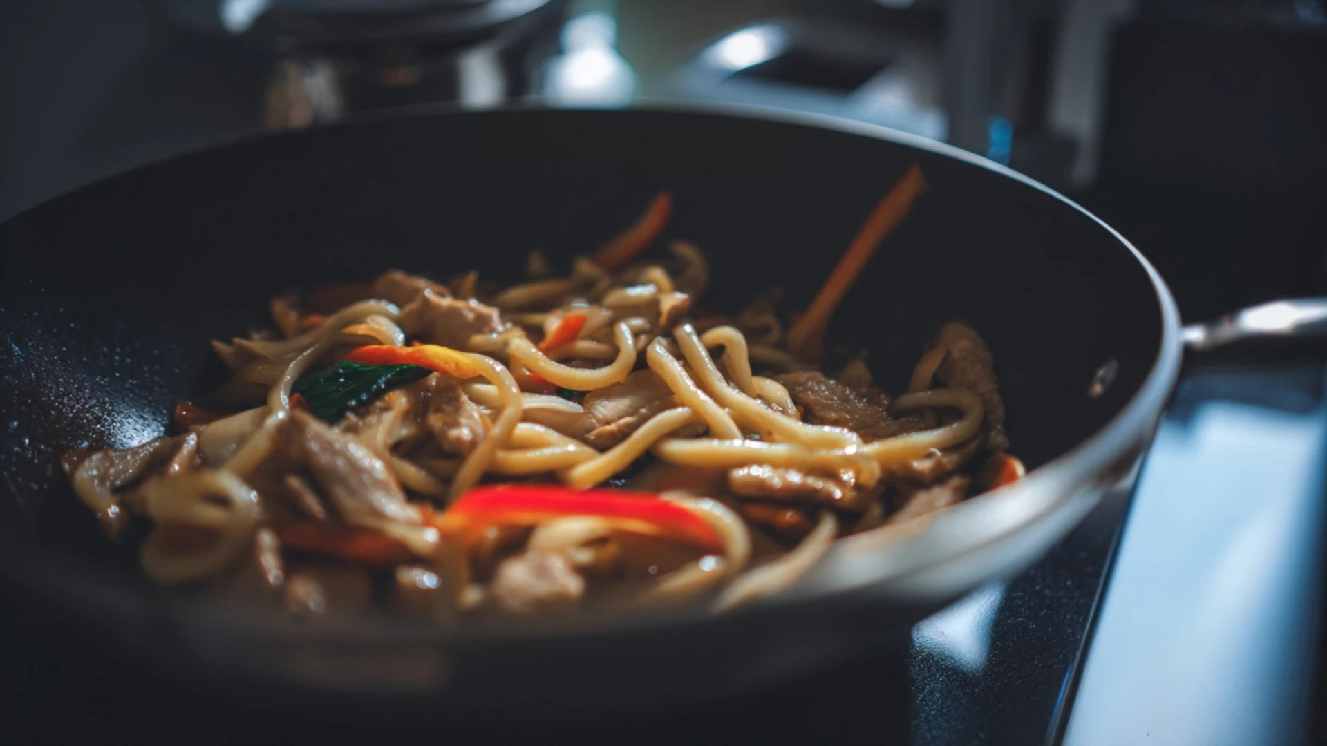 Фото блюда: Экзотический удон с крокодилом и хрустящими овощами