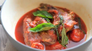 Фото рецепта: Интригующий крокодил в томатном соусе с базиликом