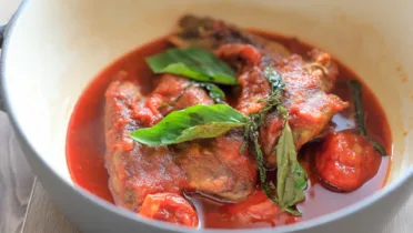 Фото рецепта Интригующий крокодил в томатном соусе с базиликом