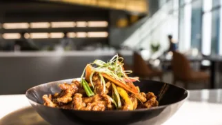 Фото рецепта: Курица по-азиатски с соевым и имбирным соусом