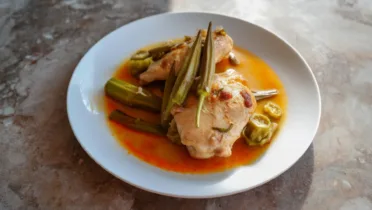 Фото рецепта: Нежная курица с бамией в ароматной паприке