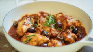 Фото рецепта: Яркая курица в маринаре с оливками для уютного ужина